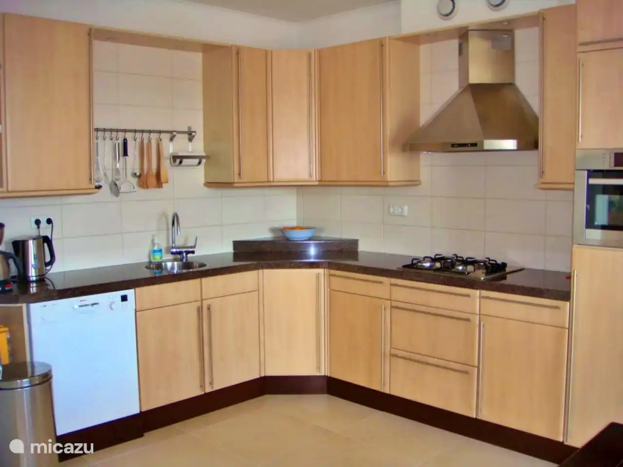 Geräumige Küche mit allem, was du brauchst, einschließlich Nespresso - Gefrierschrank - Backofen und Geschirrspüler