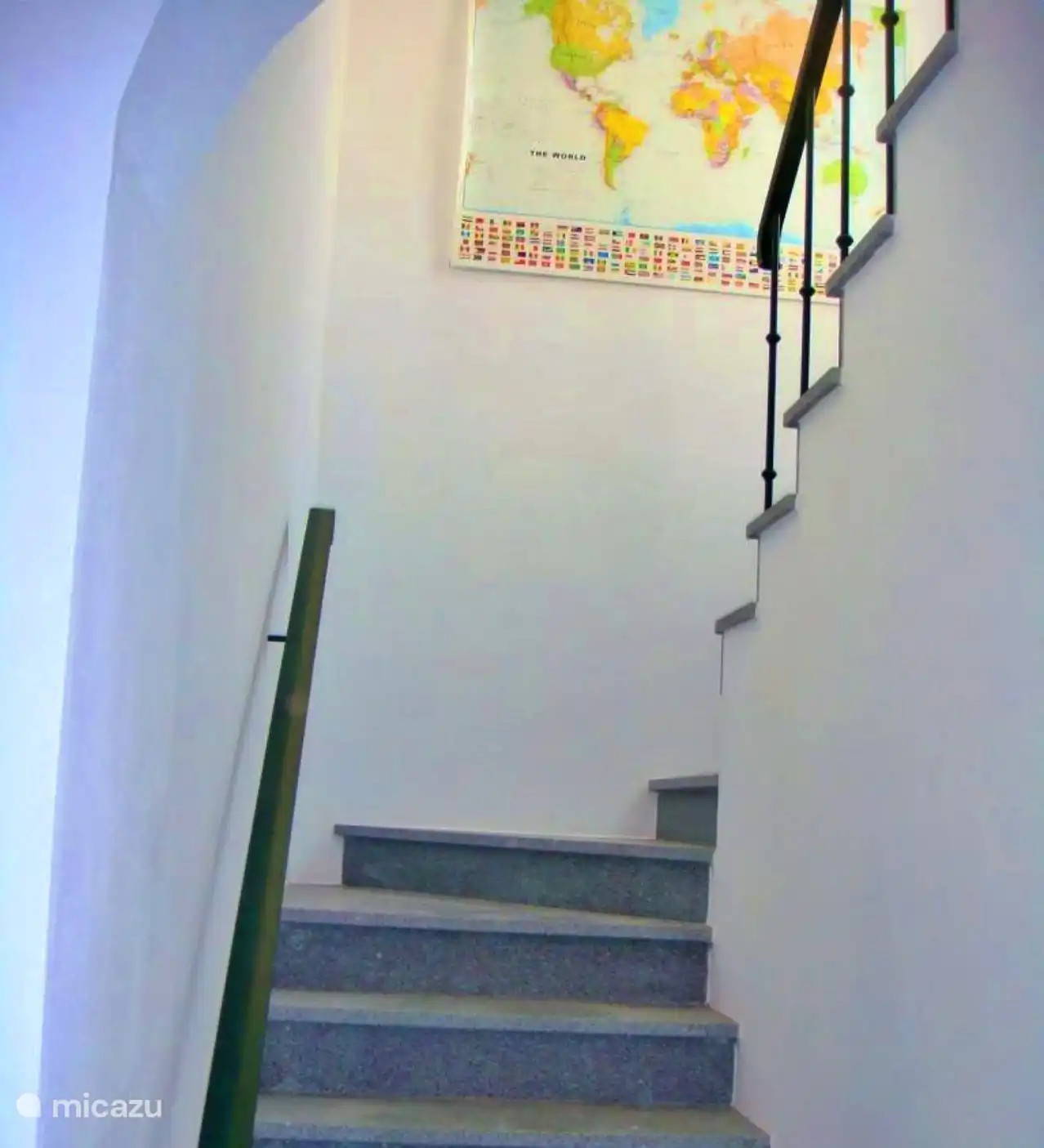Der großzügige Flur mit der Treppe zum Unter- und Obergeschoss