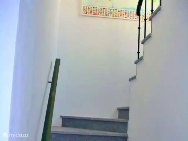 Location de Vacances Portugal, Portalegre, Figueira e Barros, villa - Piscine Casa Heechhiem pour 6 personnes Le hall spacieux avec les escaliers menant à l’étage inférieur et supérieur