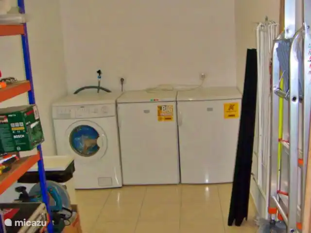 Location de Vacances Portugal, Portalegre, Figueira e Barros, villa - Piscine Casa Heechhiem pour 6 personnes En bas, dans la salle de stockage, se trouvent des machines à laver, des réfrigérateurs et des congélateurs