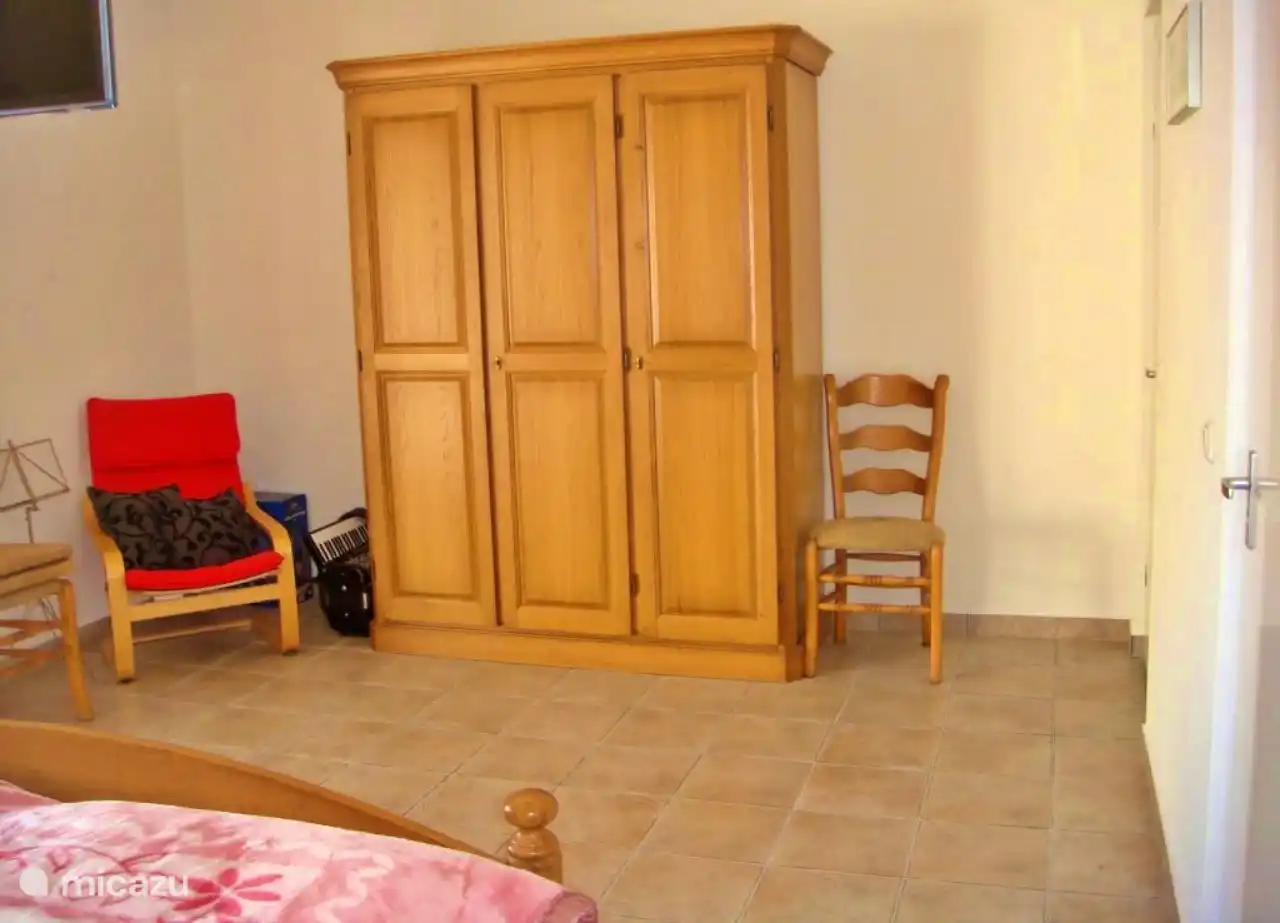 Alle Zimmer verfügen über einen geräumigen Kleiderschrank. 