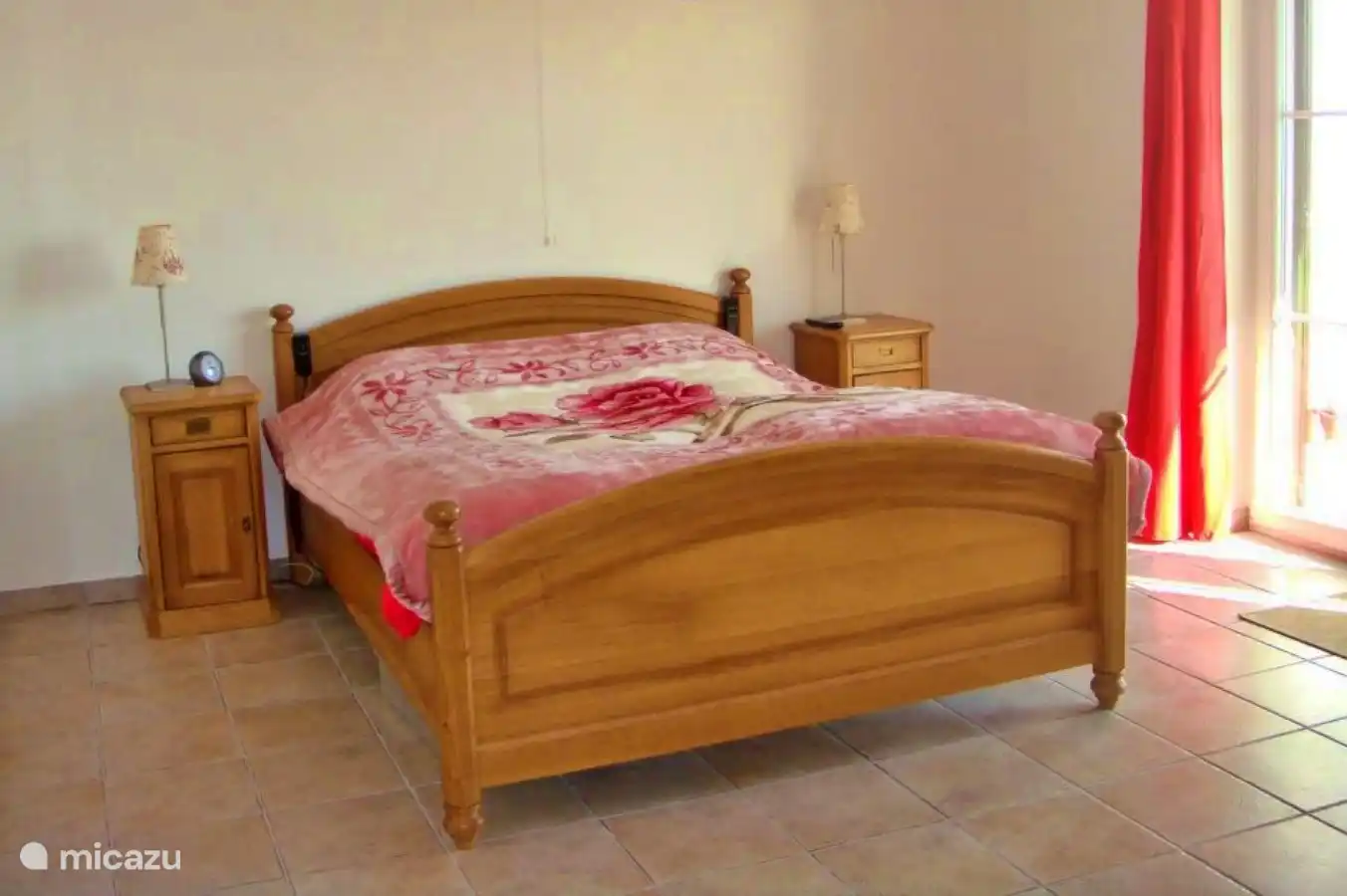 Die geräumigen Schlafzimmer verfügen über ein Doppelbett. Dieses Zimmer verfügt über ein angrenzendes Badezimmer. 