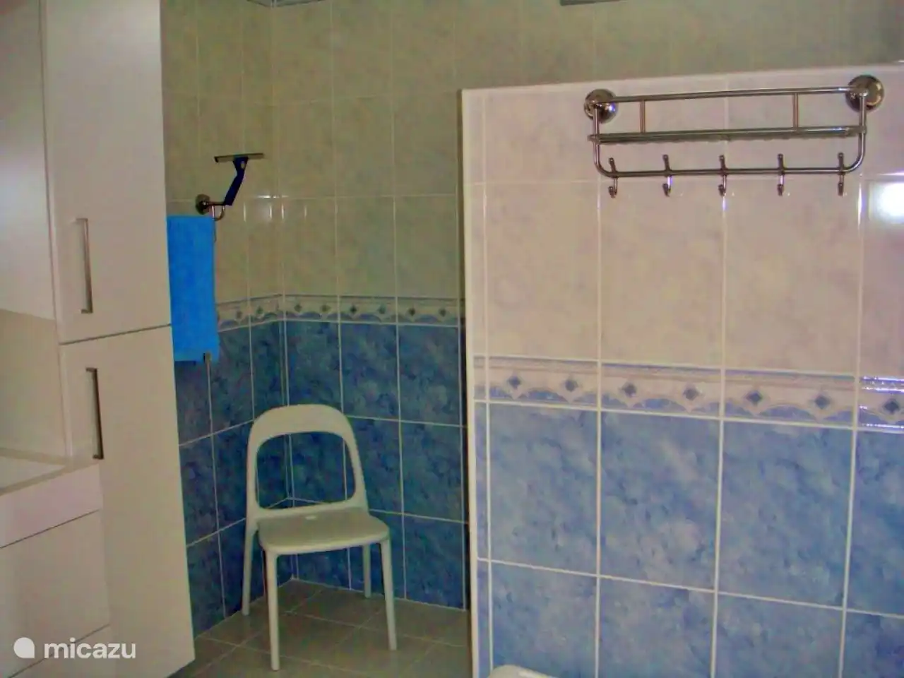 Geräumige ebenerdige Dusche