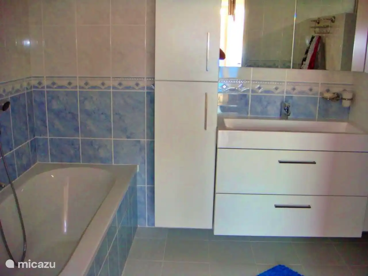 Die geräumigen Badezimmer verfügen über eine eigene Badewanne und eine geräumige separate Dusche. 