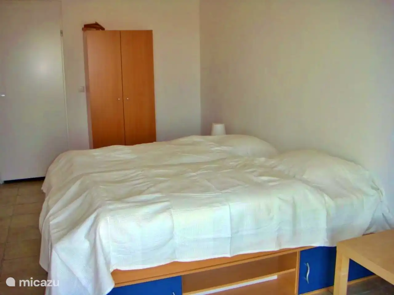 Dieses Schlafzimmer verfügt über zwei Einzelbetten, die zusammengeschoben werden, um als Doppelbett zu dienen. 