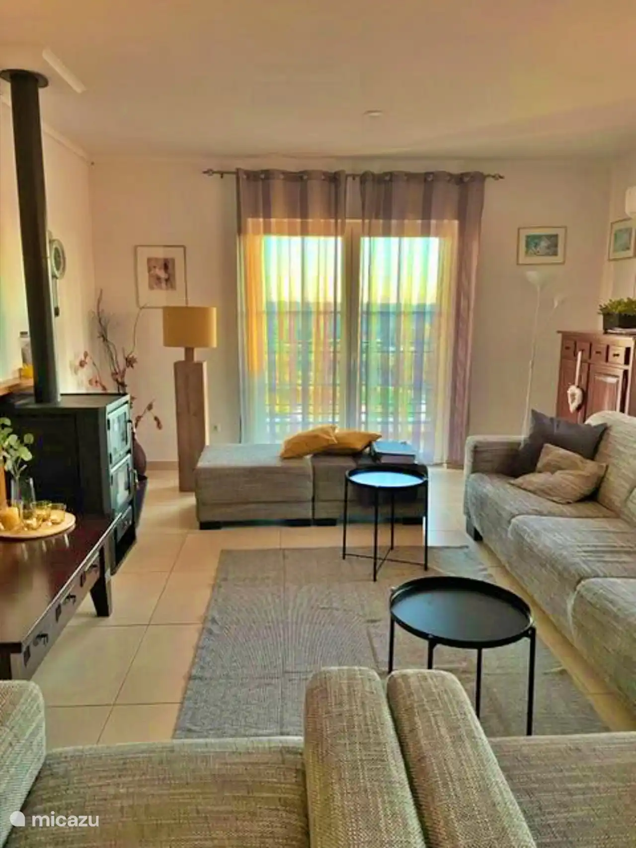 Vom Wohnzimmer aus hat man einen guten Blick nach draußen. 