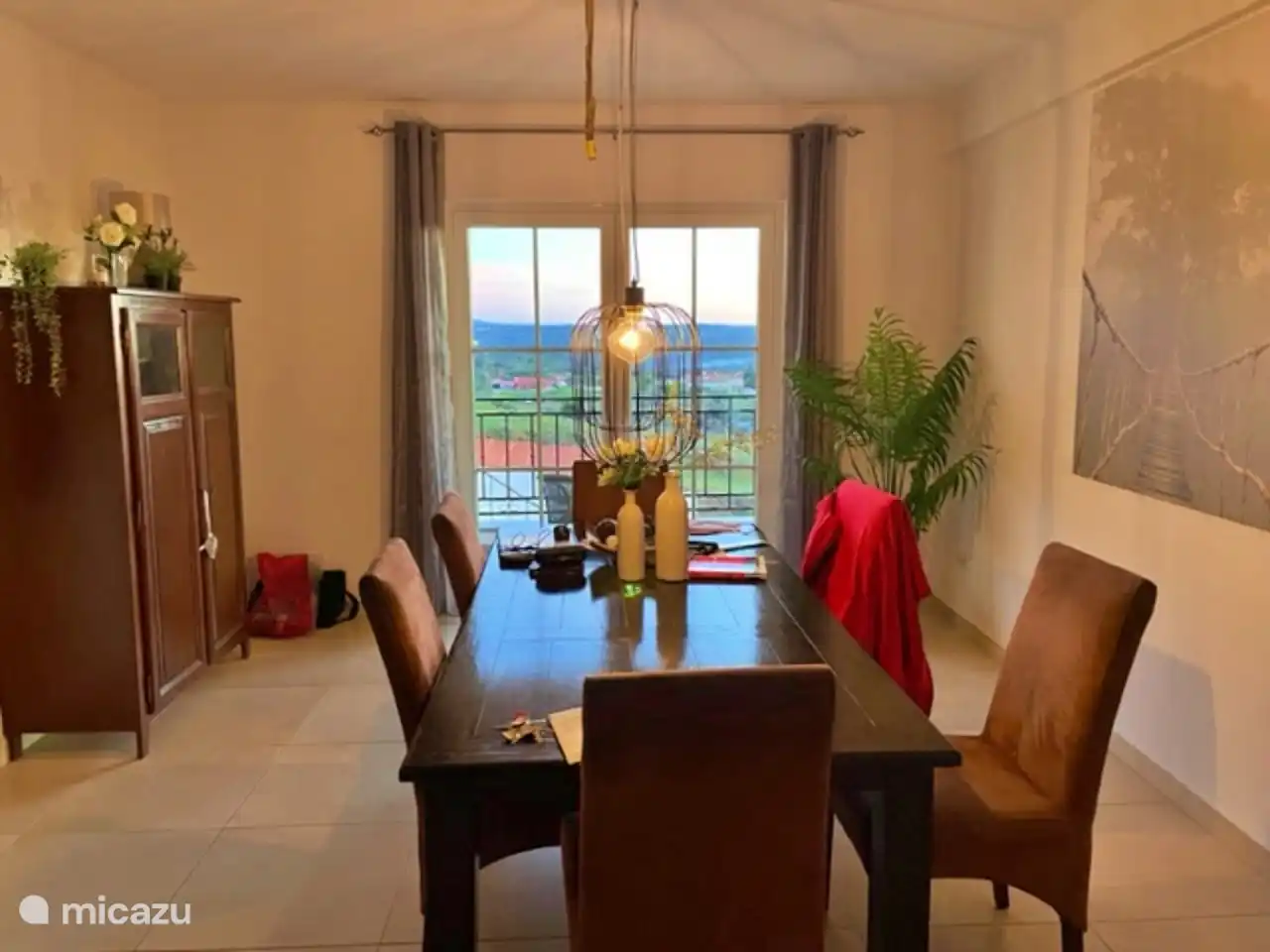 Esszimmer mit geräumigen Sitzgelegenheiten und großem Tisch