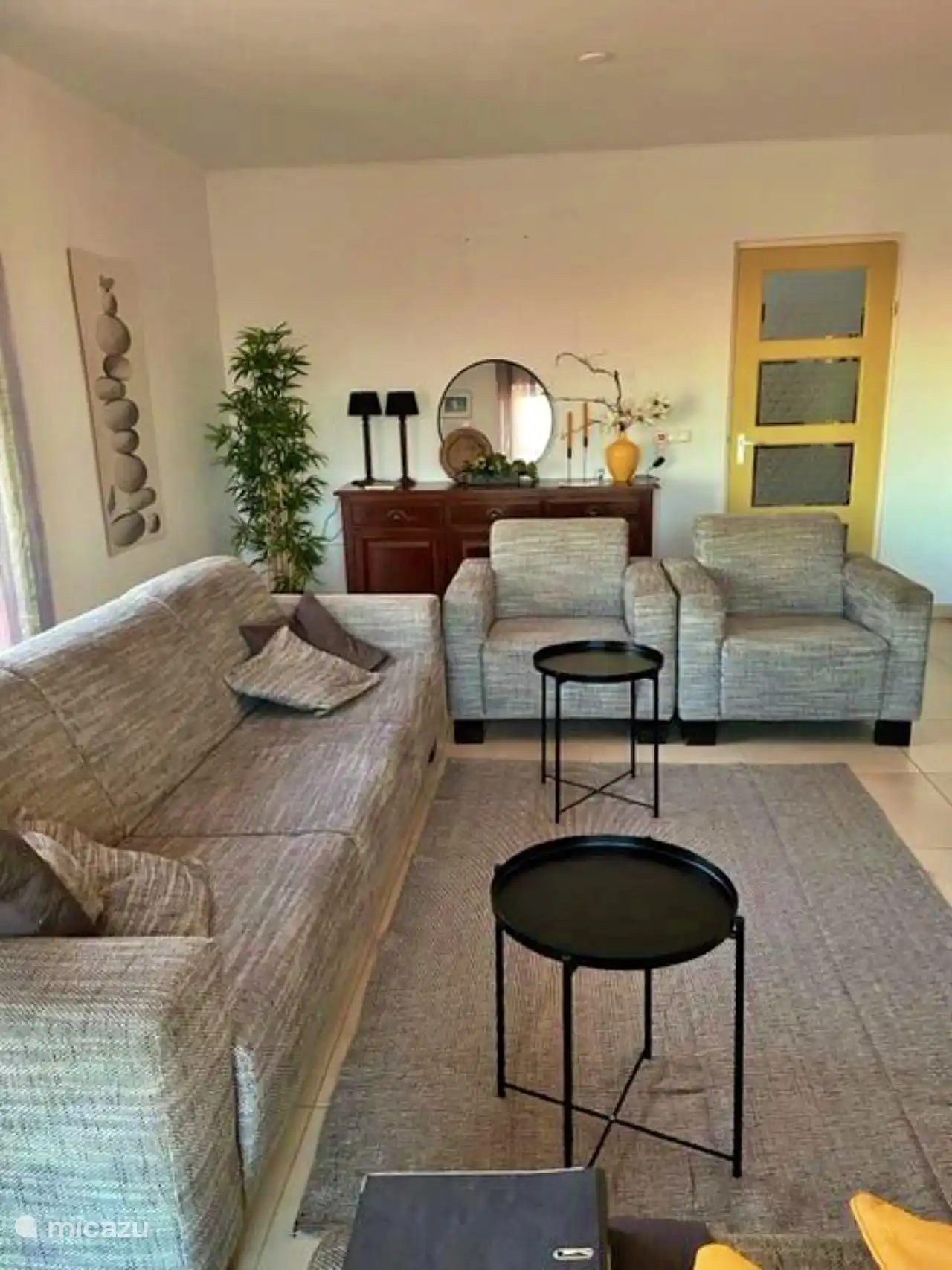 Großzügige Sitzecke im Wohnzimmer