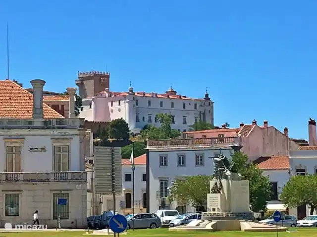 Location de Vacances Portugal, Portalegre, Figueira e Barros, villa - Piscine Casa Heechhiem pour 6 personnes Estremoz avec le château depuis la place du marché principal (parking)