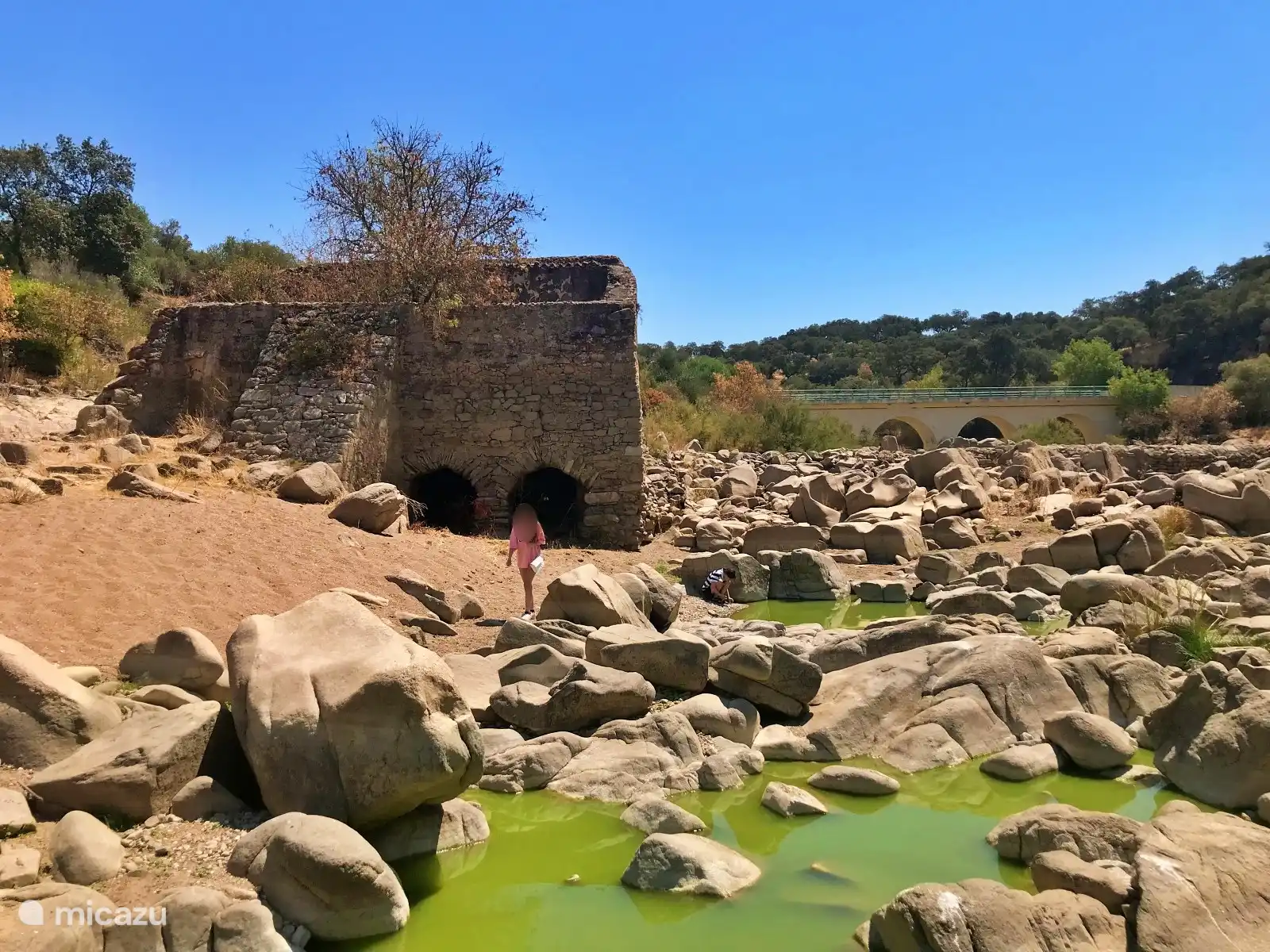 In der Nähe unseres Hauses befindet sich der schöne Fluss mit einer alten Burg. Im Sommer sehr heiß und wenig Wasser. Zu anderen Zeiten eine sehr schöne Umgebung.