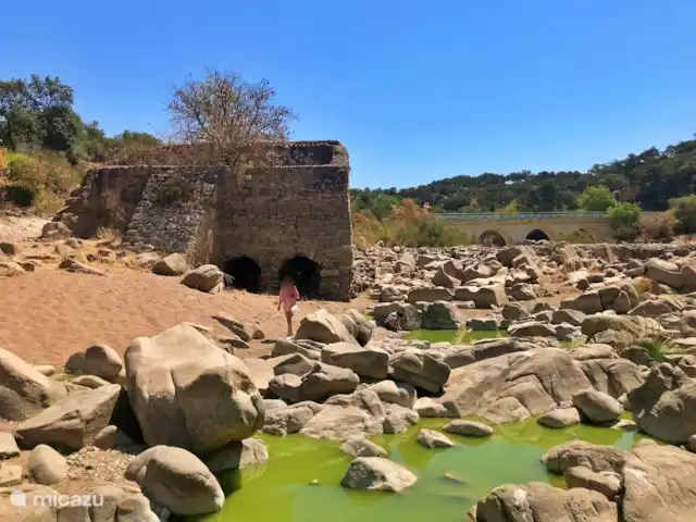 Location de Vacances Portugal, Portalegre, Figueira e Barros, villa - Piscine Casa Heechhiem pour 6 personnes Près de notre maison se trouve la belle rivière avec un vieux château. En été, très chaud et peu d’eau. D’autres périodes un très bel environnement.