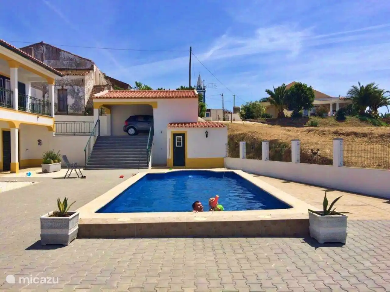 Das Schwimmbad mit Blick auf die Olivenbäume