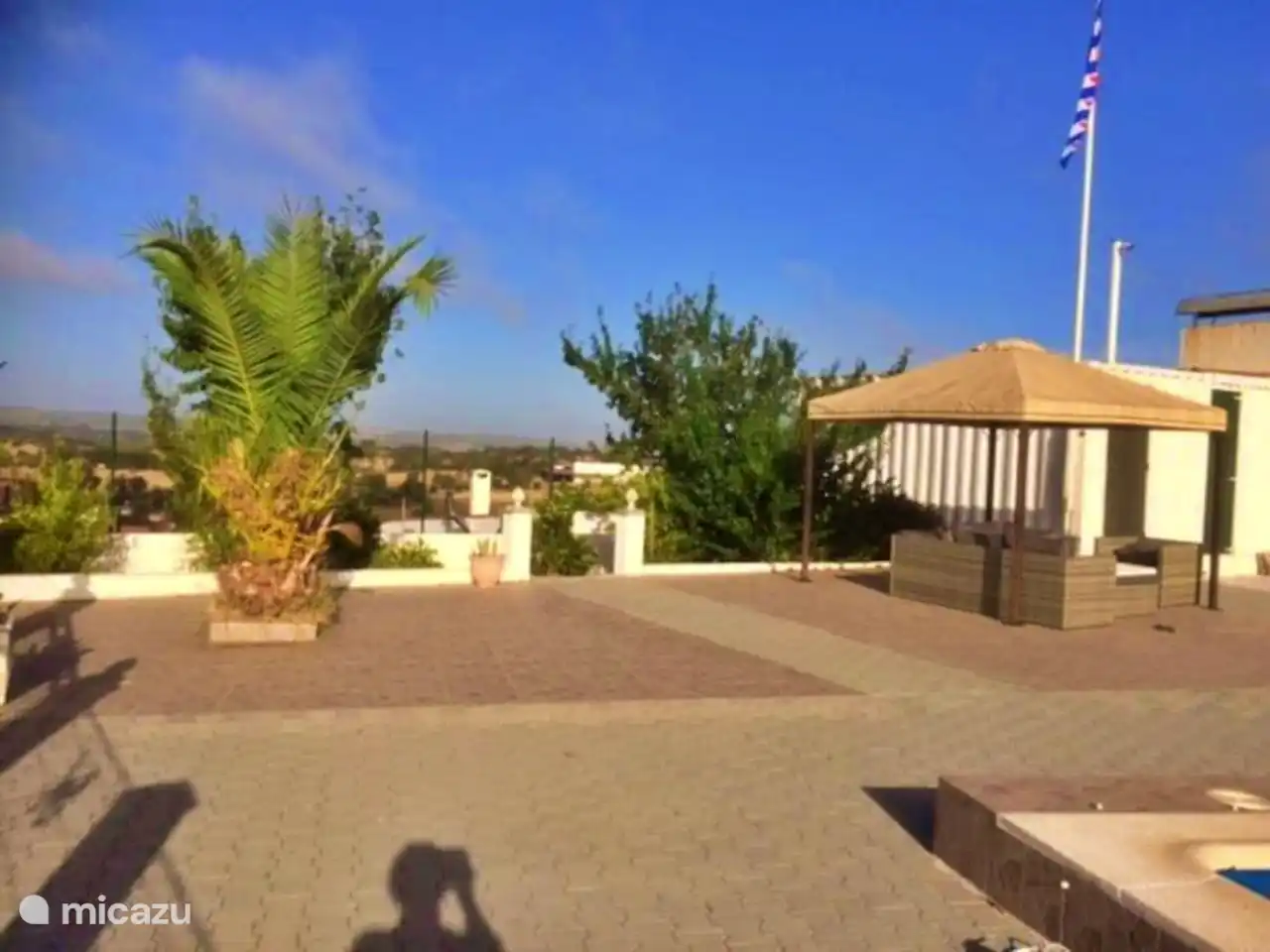 Von hier aus blickt man vom Garten aus auf das 10 Kilometer entfernte Dorf Avis. 