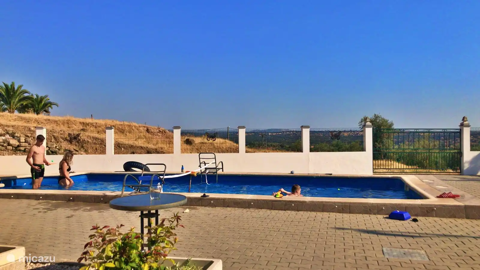 Schwimmen mit Blick auf den Alentejo