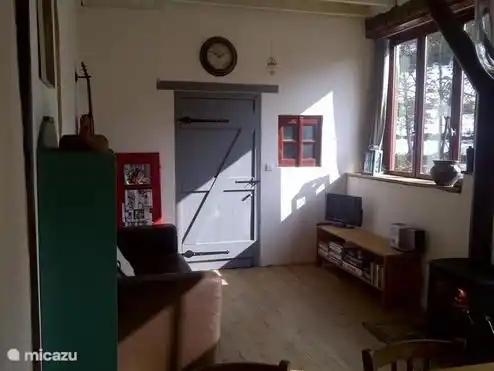 Sfeervol woongedeelte met goed zittende bank.