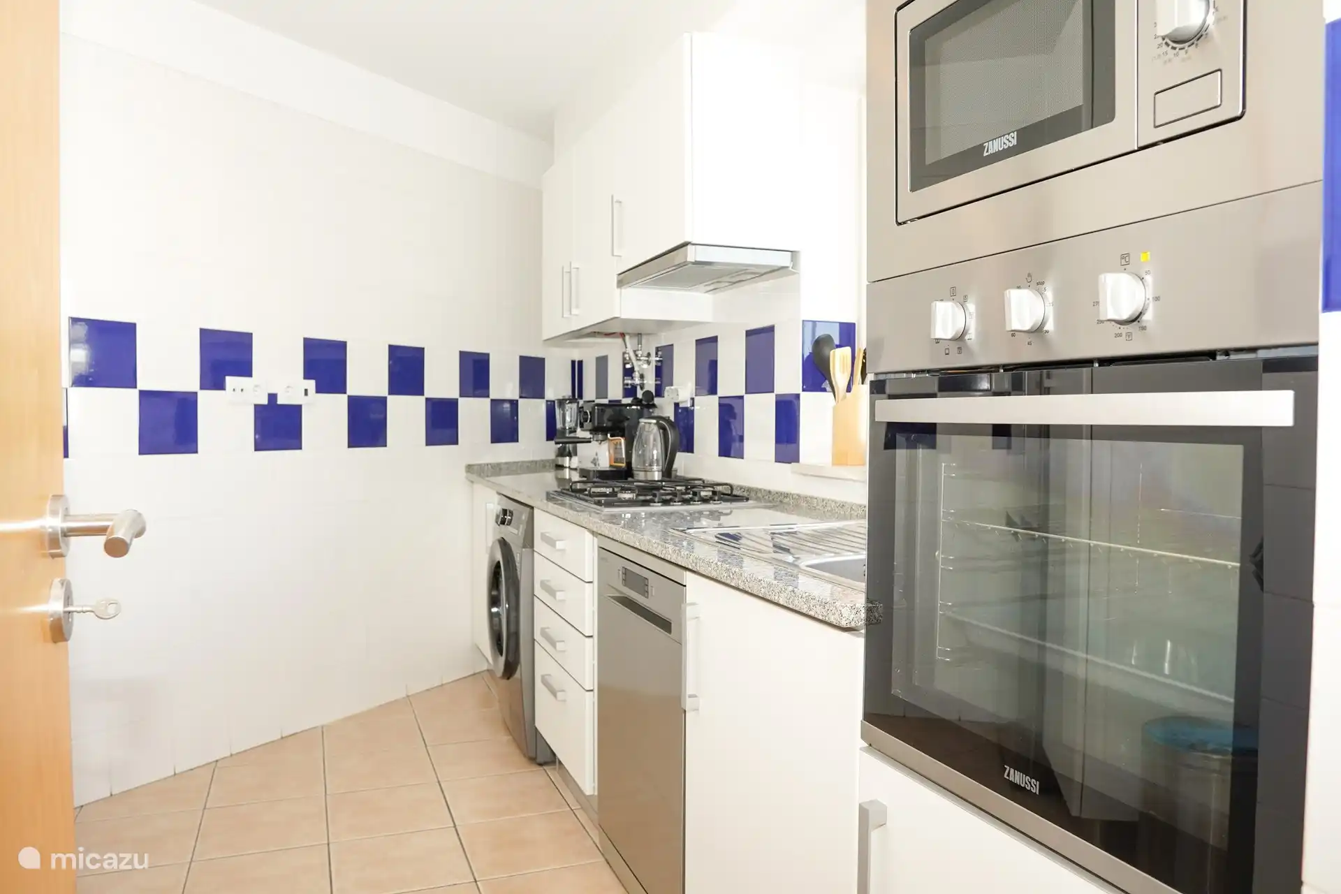 Küche, mit allen Geräten, Kühlschrank, Mikrowelle, Backofen, Geschirrspüler und Waschmaschine