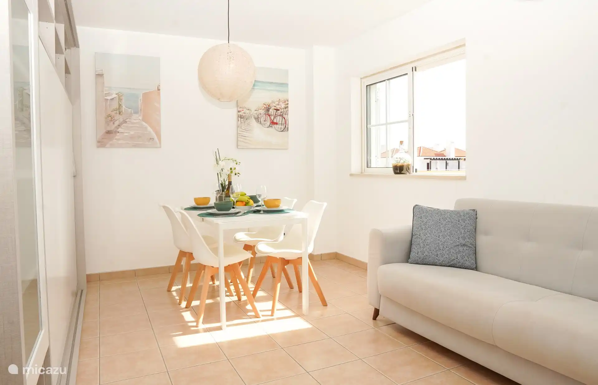 Wohnzimmer mit Tisch, 4 Stühlen und Sofa und TV