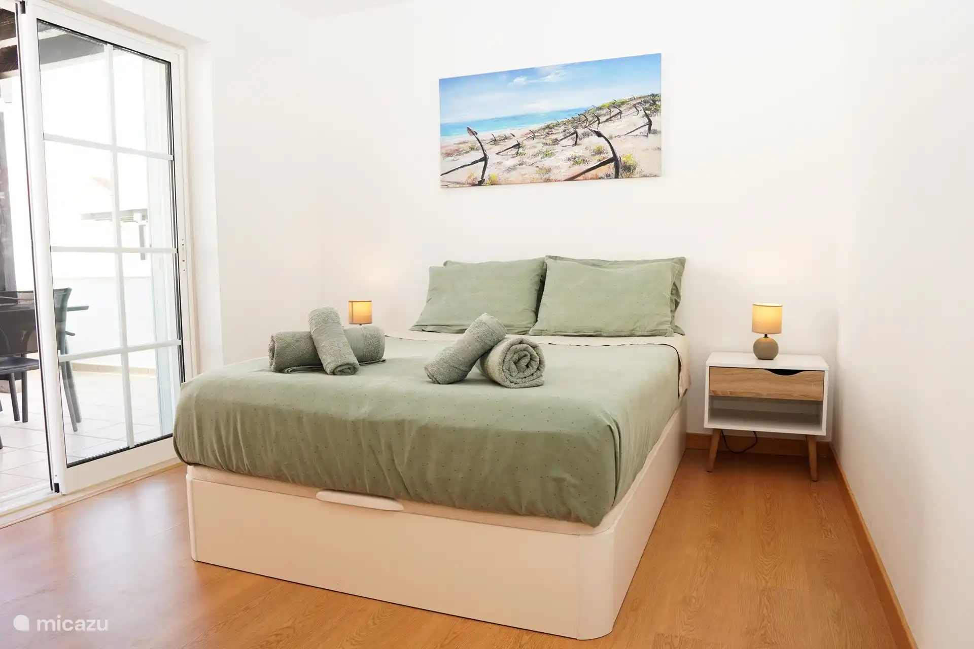 Schlafzimmer mit einem Doppelbett und einem Kleiderschrank