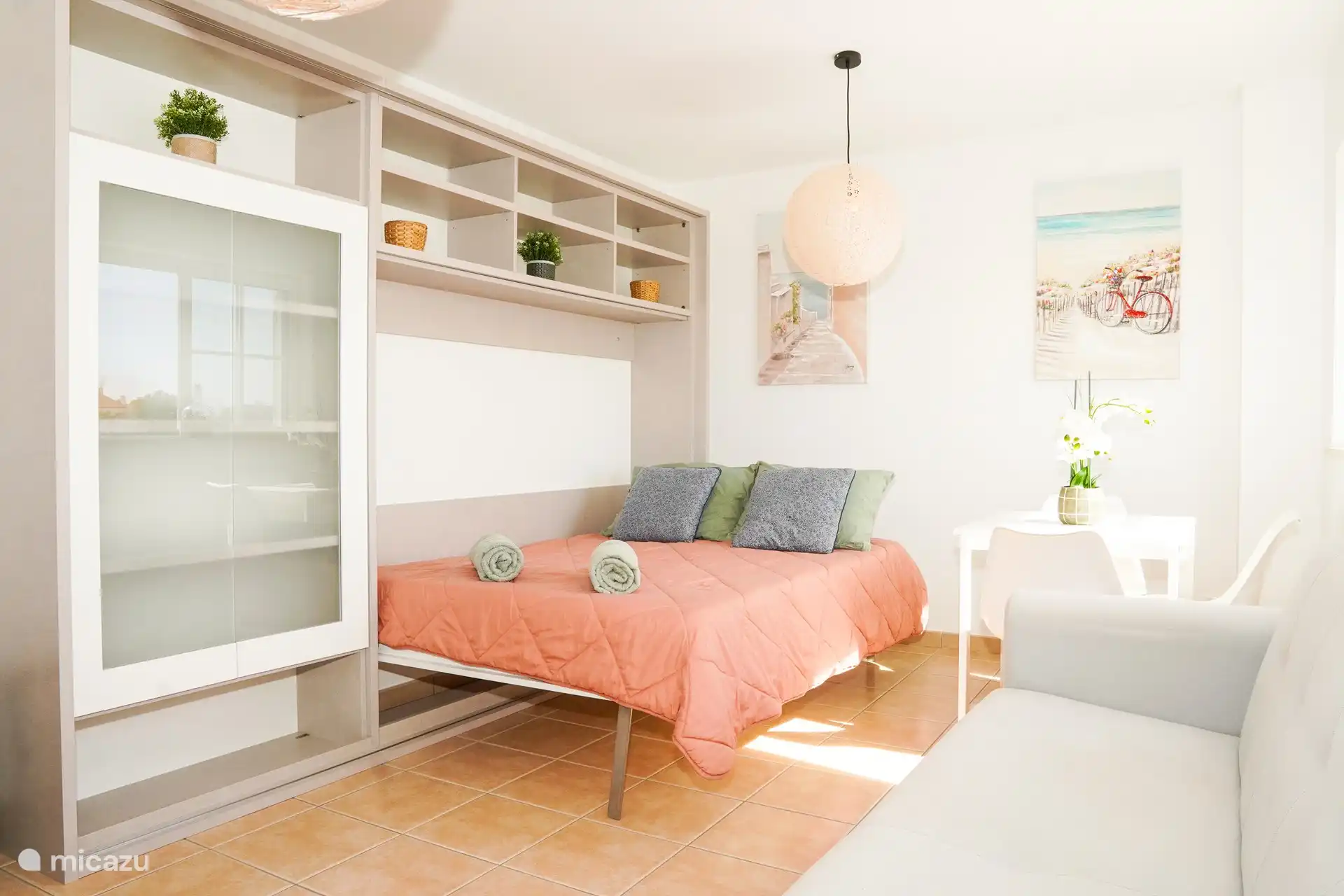 Klappbares 2-Personen-Bett im Wohnzimmer 