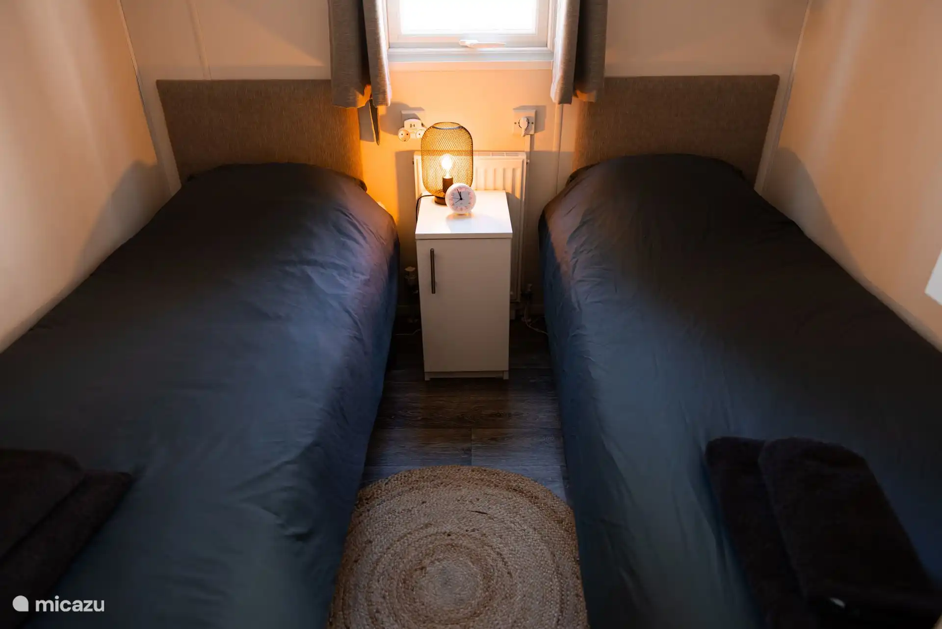 Chambre 2 avec 2 lits simples.