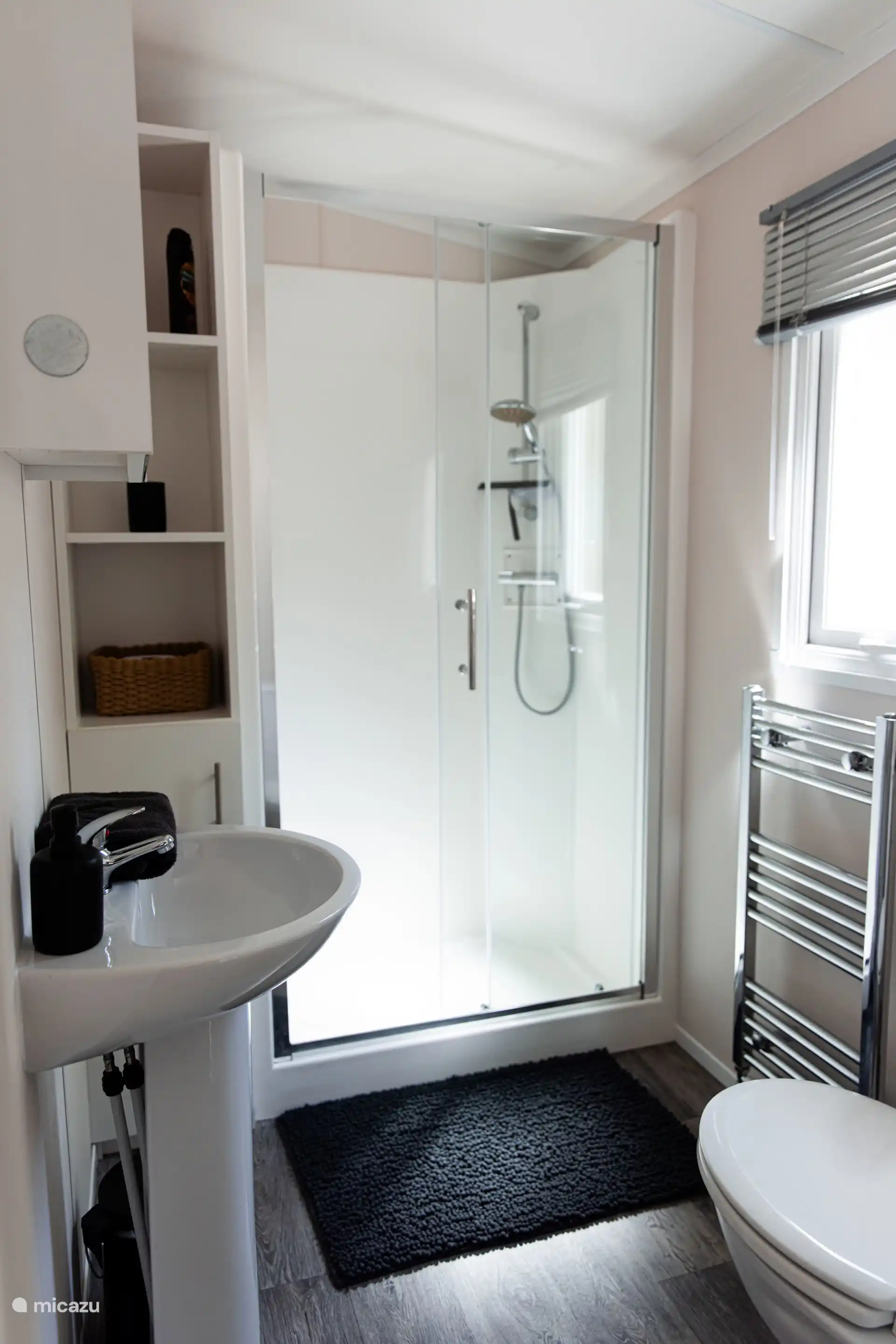 Salle de bain entièrement équipée avec sèche-cheveux.