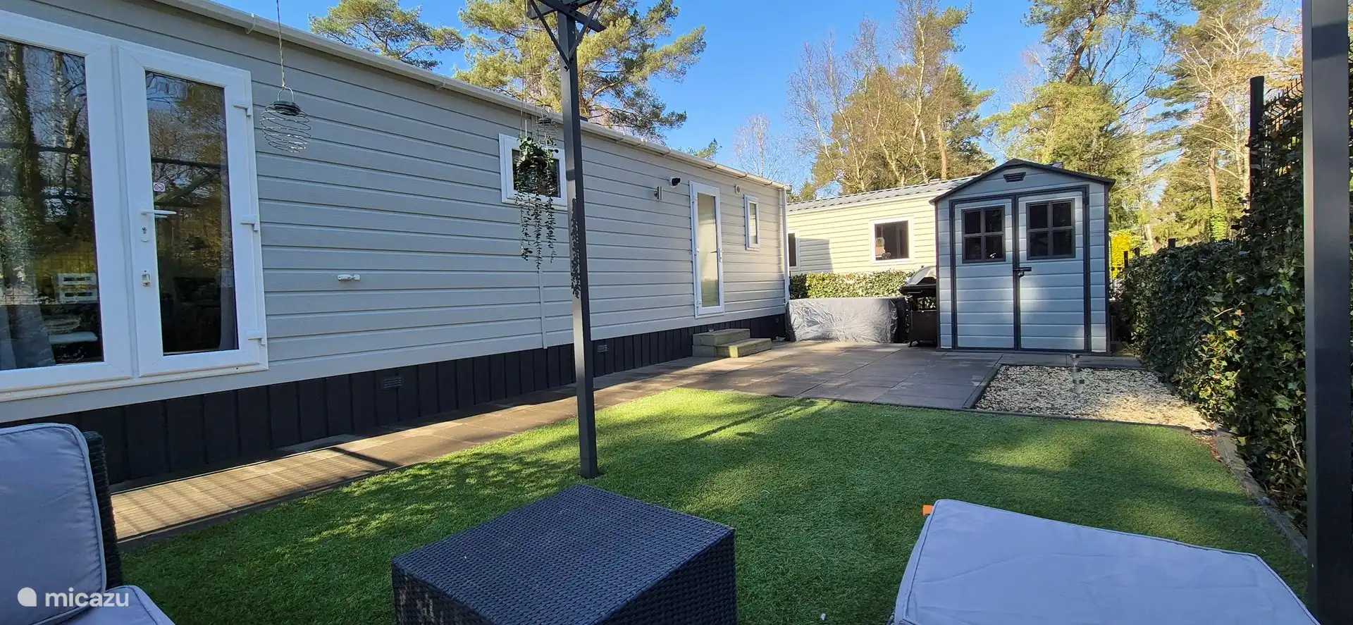 Assis à l’extérieur dans le salon d’une maison de vacances dans la Veluwe.