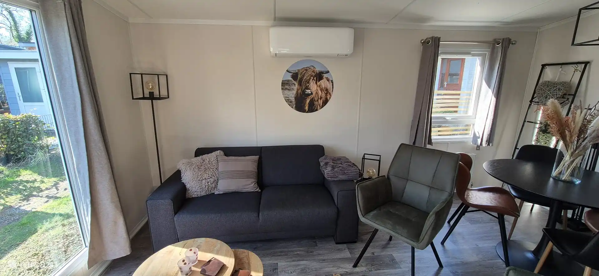 Salon confortable avec mobilier moderne et climatisation pour plus de confort.