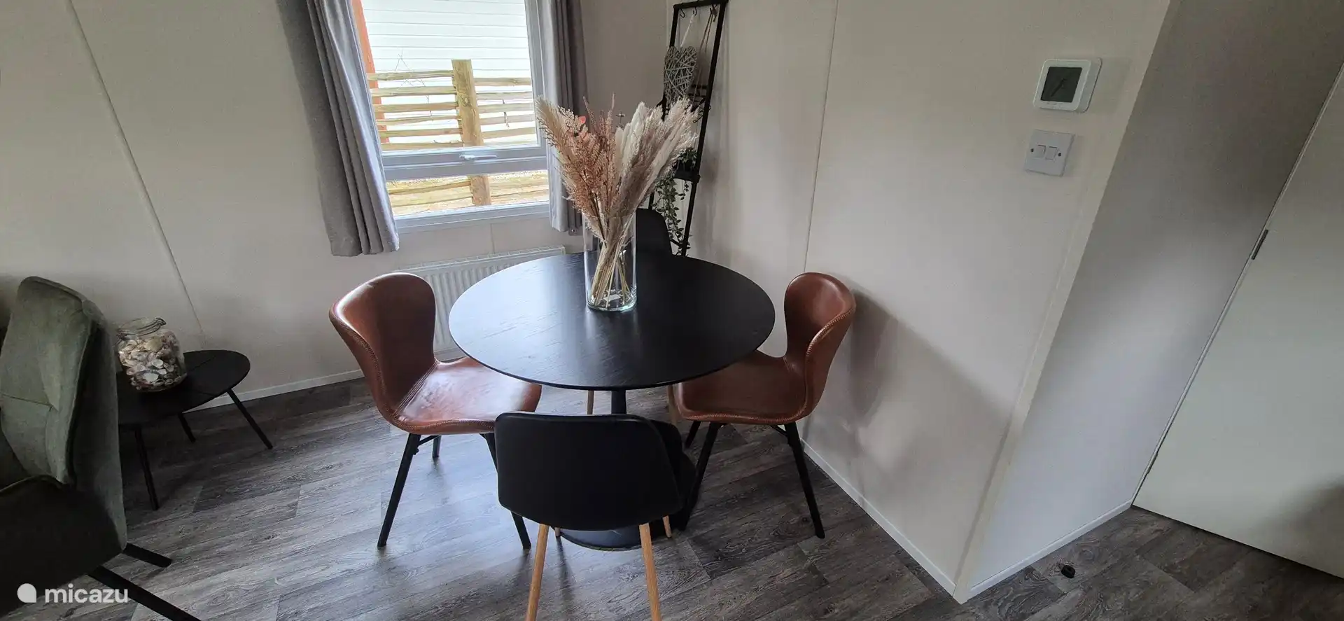 Salle à manger confortable dans notre maison de vacances dans la Veluwe, pouvant accueillir 4 personnes.