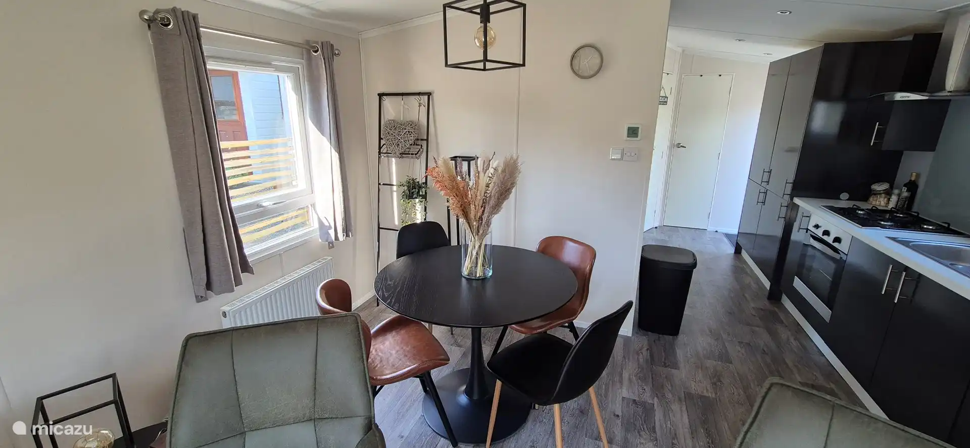 Salle à manger confortable dans notre maison de vacances dans la Veluwe, pouvant accueillir 4 personnes.