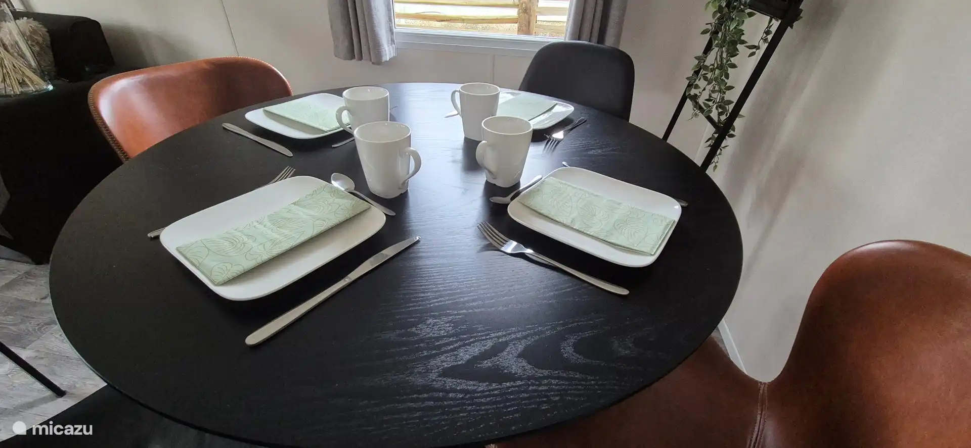 Chalet sur la Veluwe avec un coin repas confortable, parfait pour un petit-déjeuner copieux.