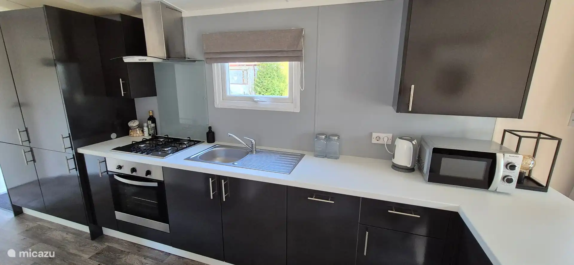 Cuisine pratique avec toutes les commodités dans un chalet acceptant les chiens.