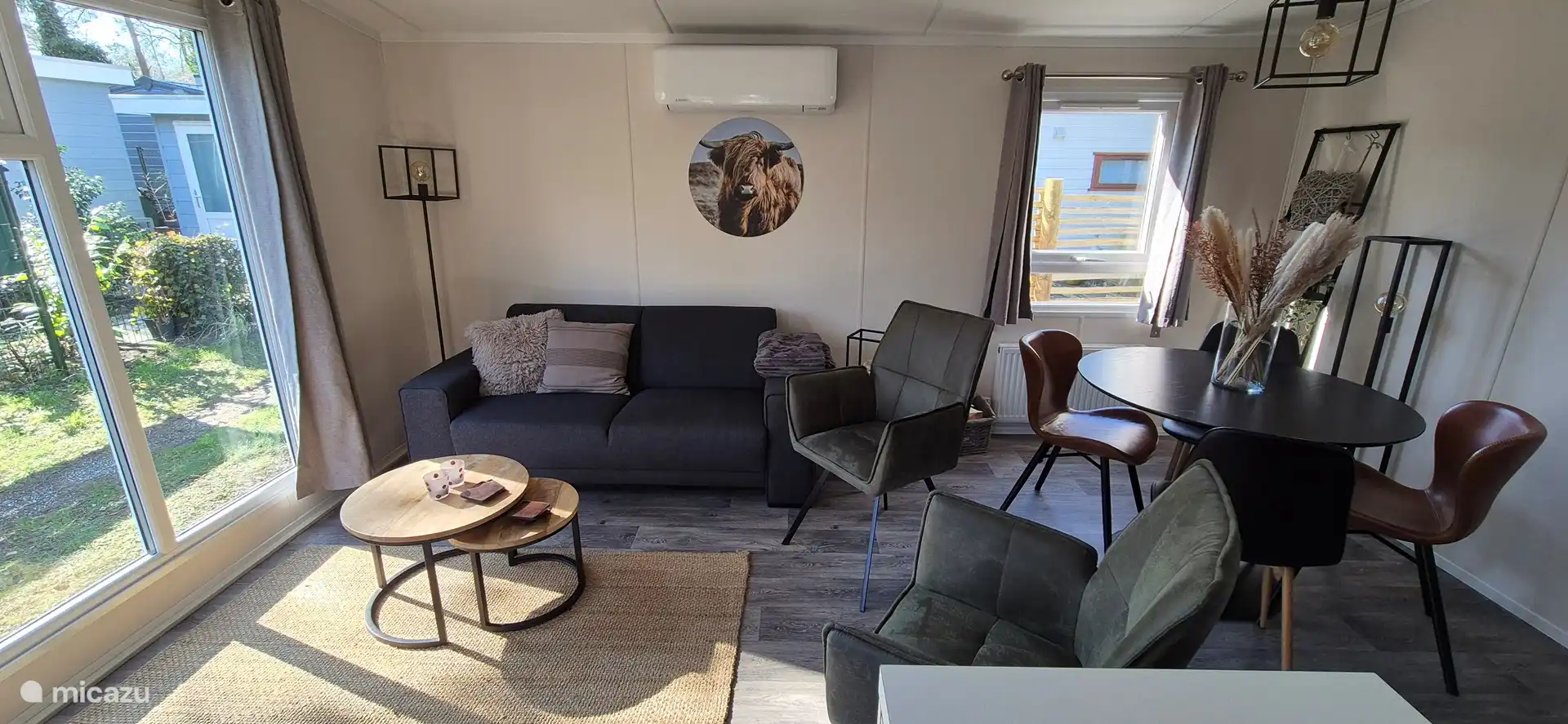 Salon confortable avec climatisation dans un chalet dans la Veluwe.