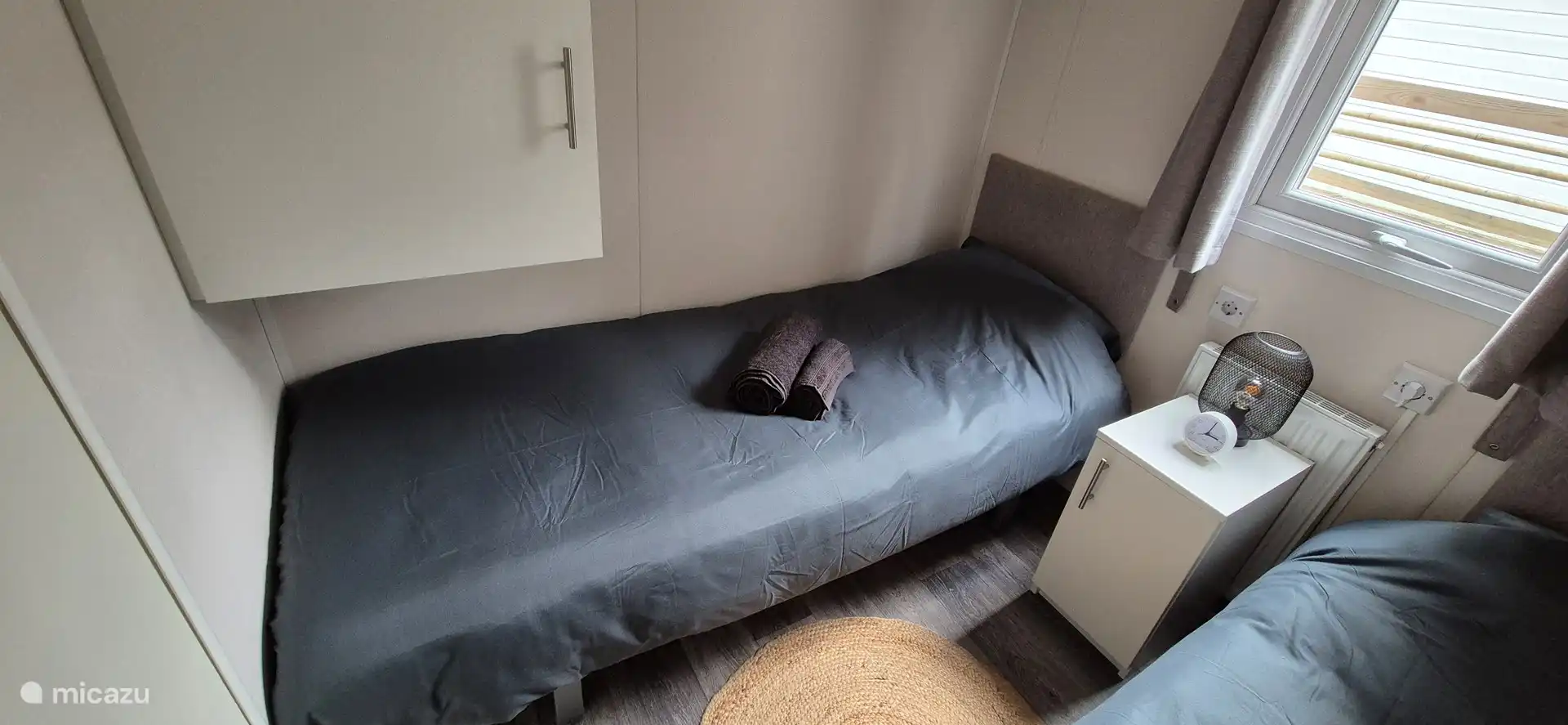 Maison de vacances à Hoenderloo avec une chambre adaptée aux enfants avec des lits séparés.