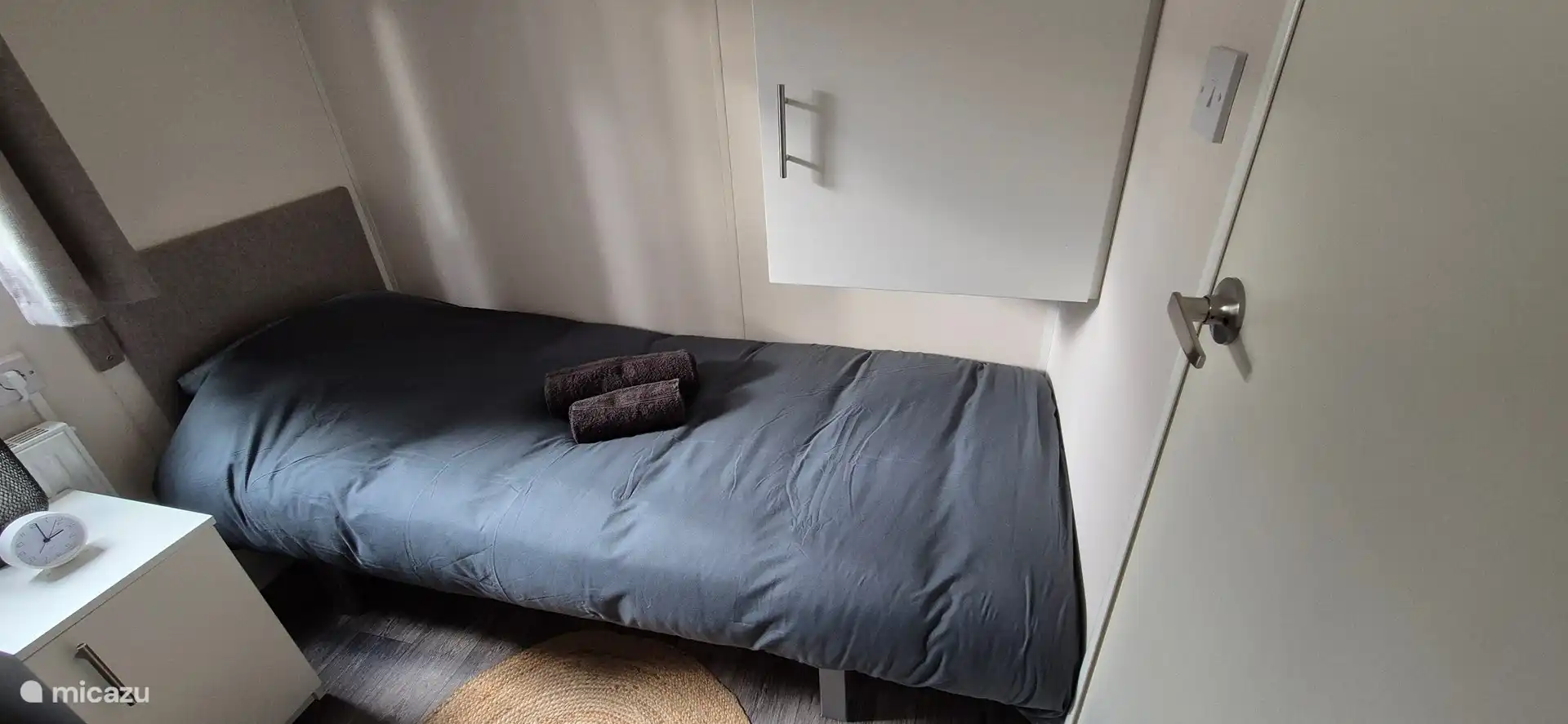 Maison de vacances à Hoenderloo avec une chambre adaptée aux enfants avec des lits séparés.