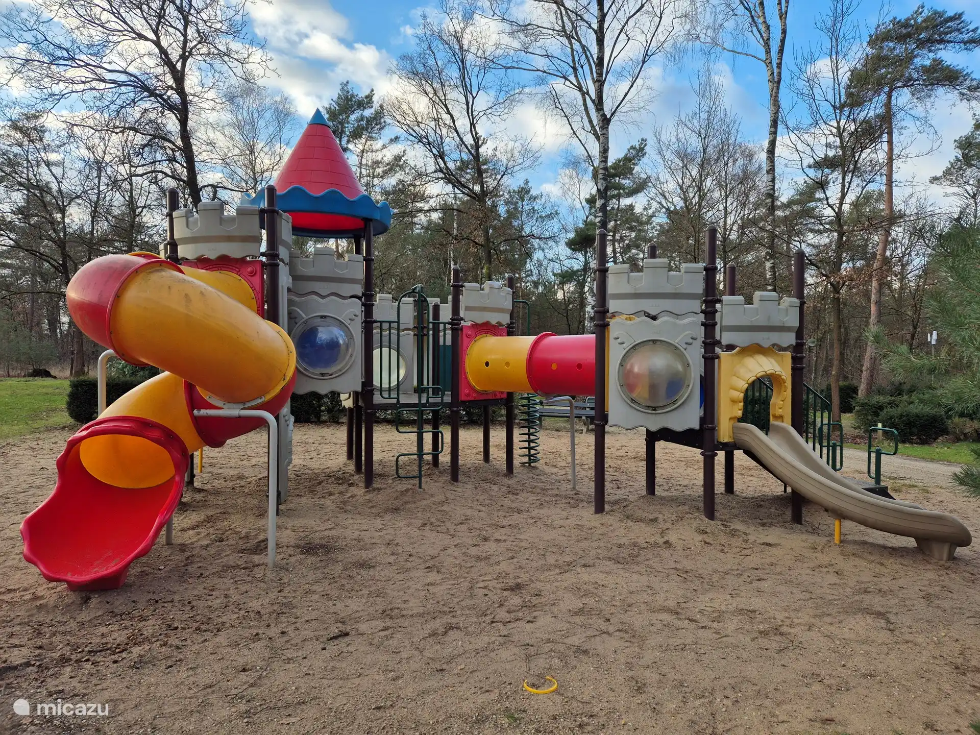 Aire de jeux pour enfants dans le parc