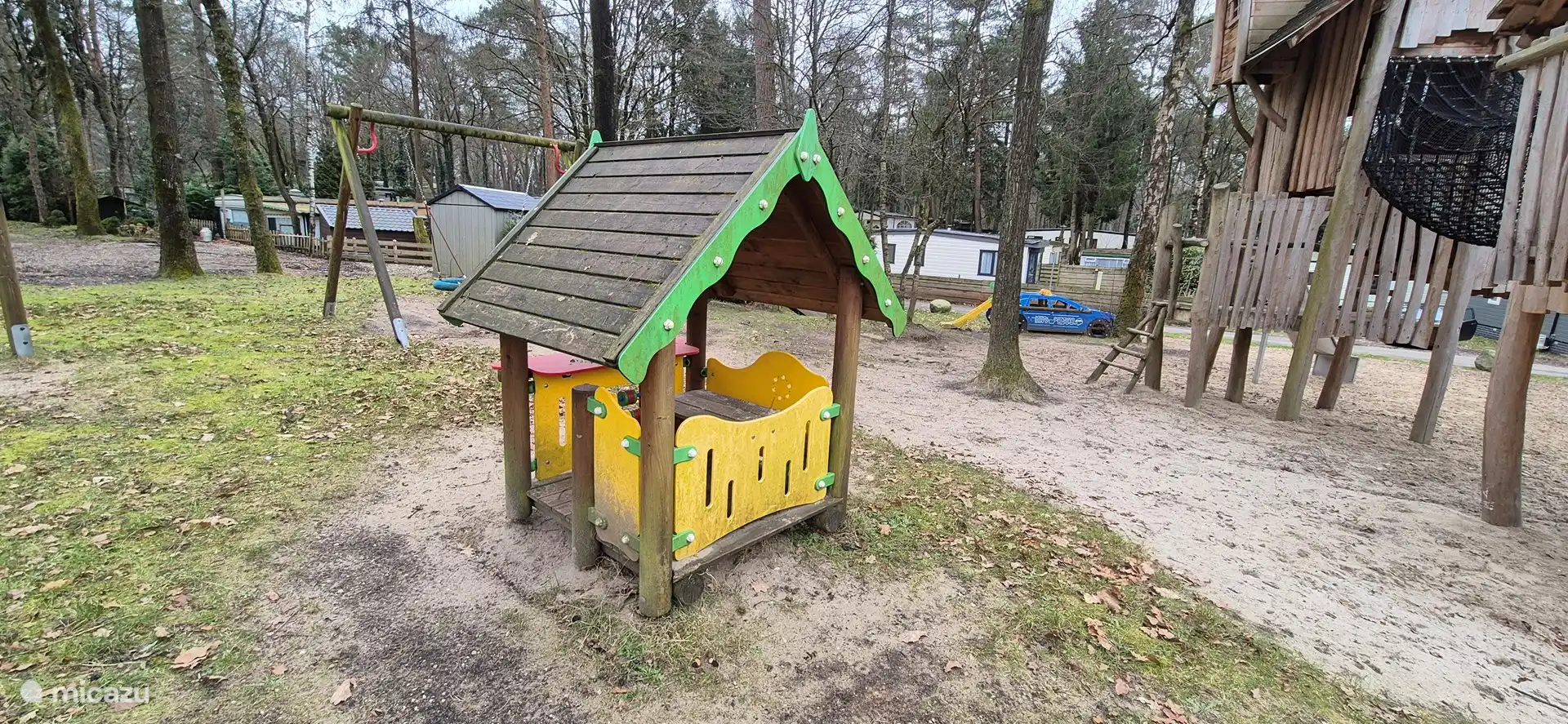 Aire de jeux pour enfants dans le parc