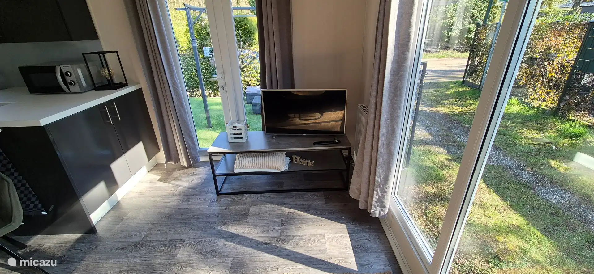 Coin salon confortable avec télévision connectée et Netflix gratuit dans une maison de vacances.