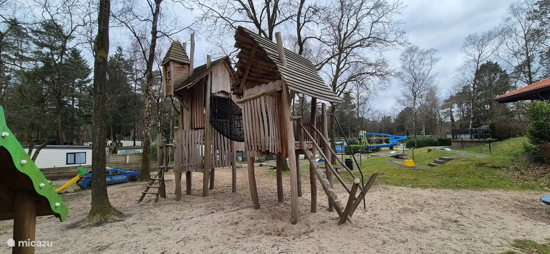 Aire de jeux pour enfants dans le parc