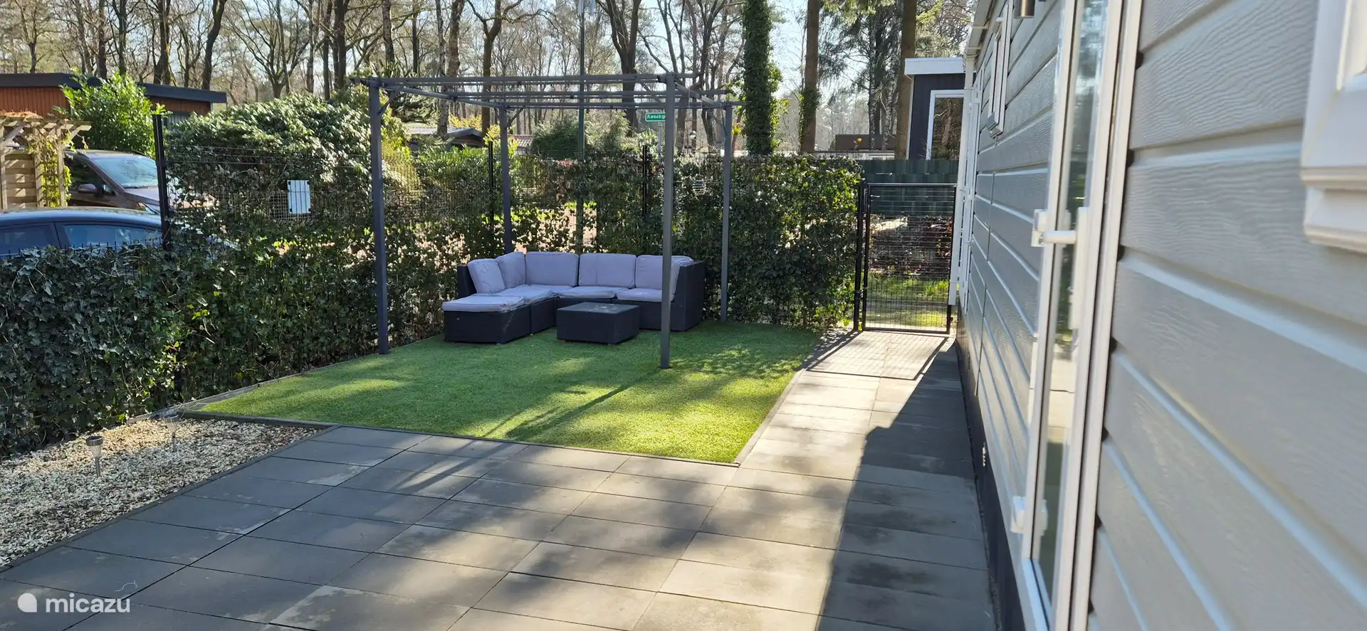 Spacieux jardin clos avec salon dans un chalet confortable dans la Veluwe.