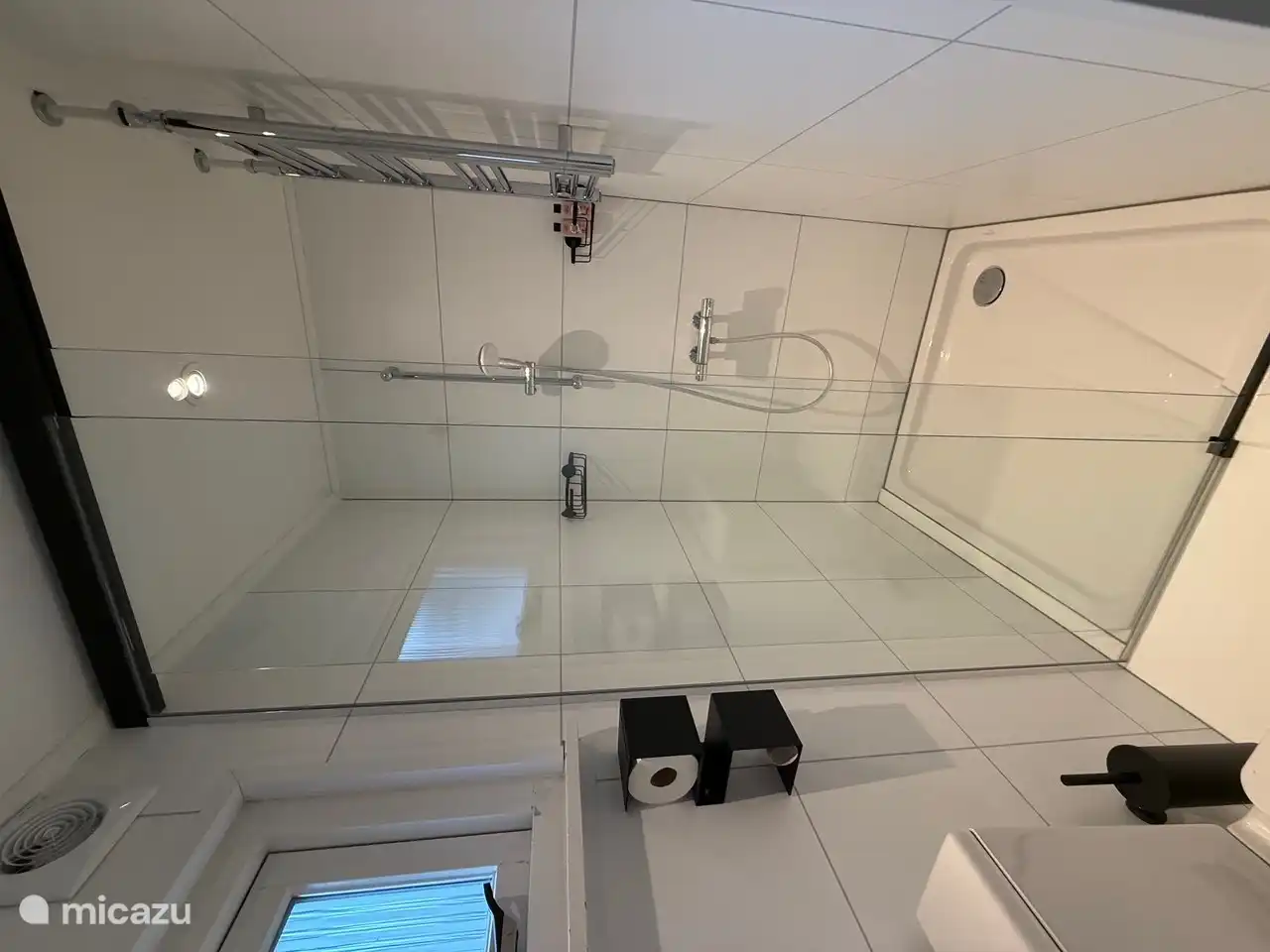 Salle de bain avec WC et douche