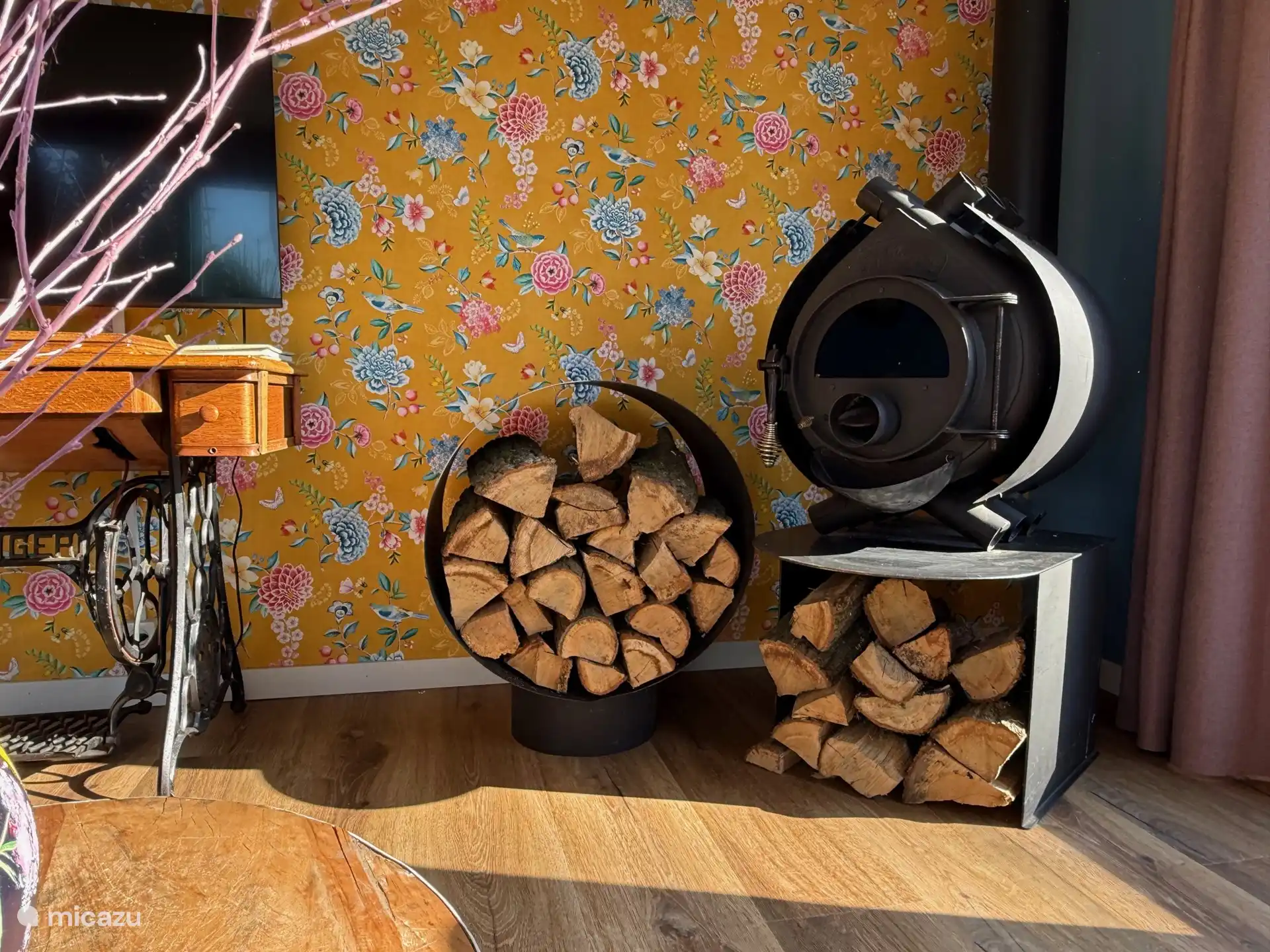 Joli poêle à bois pour les journées et les soirées froides.