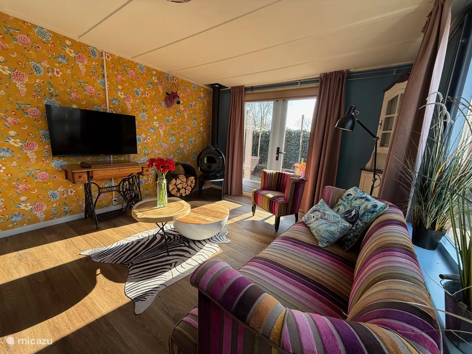 Détendez-vous et passez une soirée cinéma avec les services de streaming sur la smart TV.