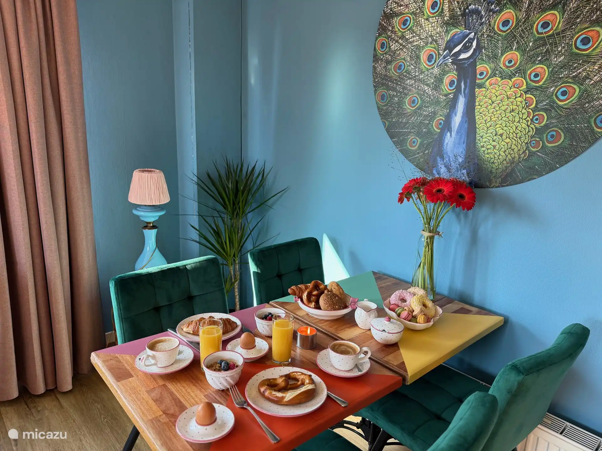 Petit déjeuner délicieux. Prenez votre temps, c’est les vacances !