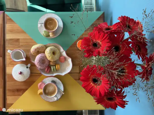Écureuil | Pays-Bas, Gueldre, Voorthuizen - maison de vacances Bavarder autour d’un café avec un gâteau coloré et sucré.
