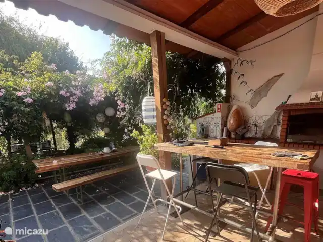 Pátio do Vale | Portugal, Costa de Prata, Alcobaça - chambres d'hôtes cuisine extérieure couverte avec BBQ