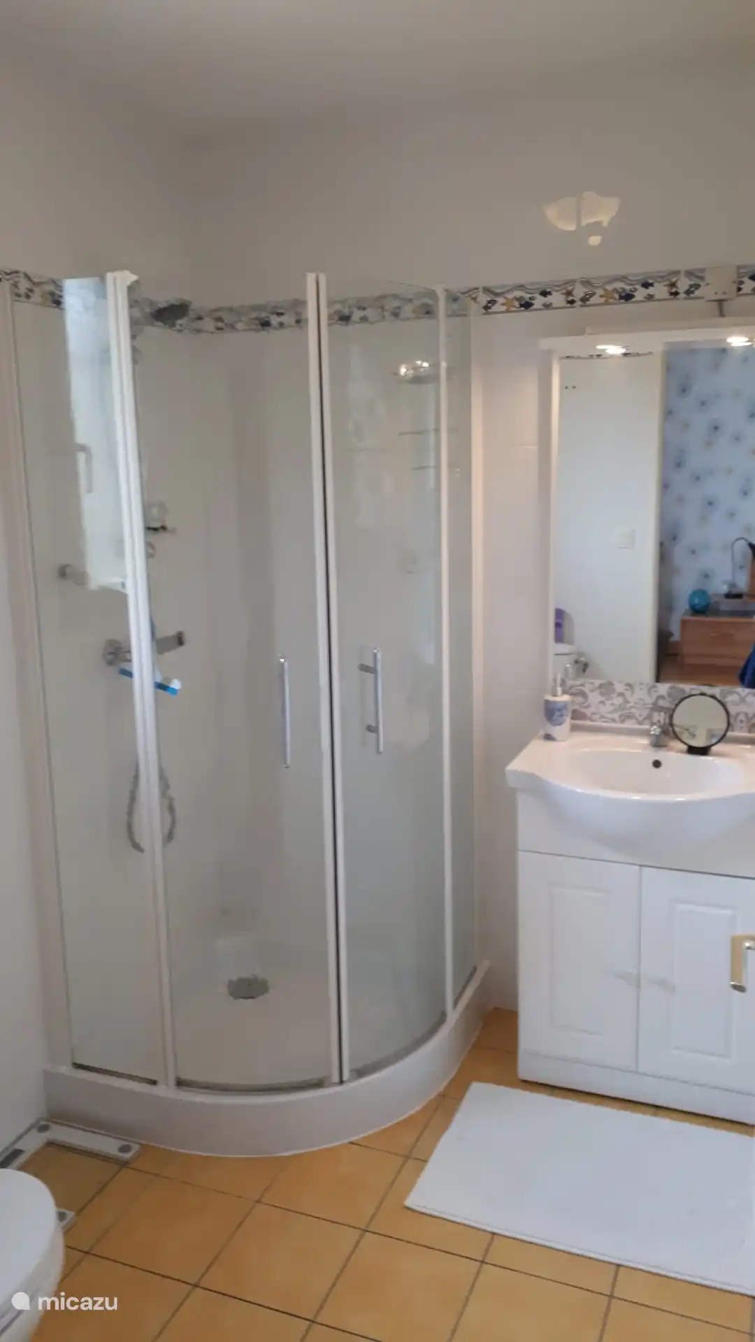 Bathroom en suite with shower, sink and toilet 