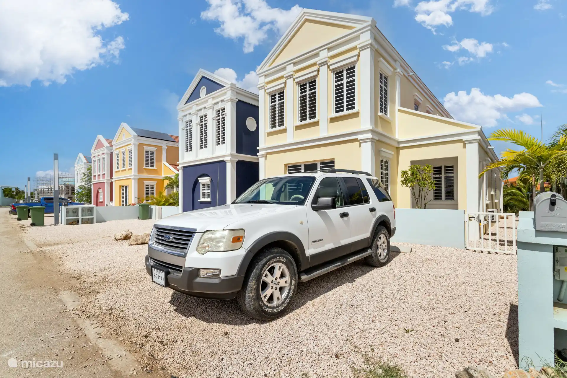 Ford Explorer - Lagoon Lounge SUV