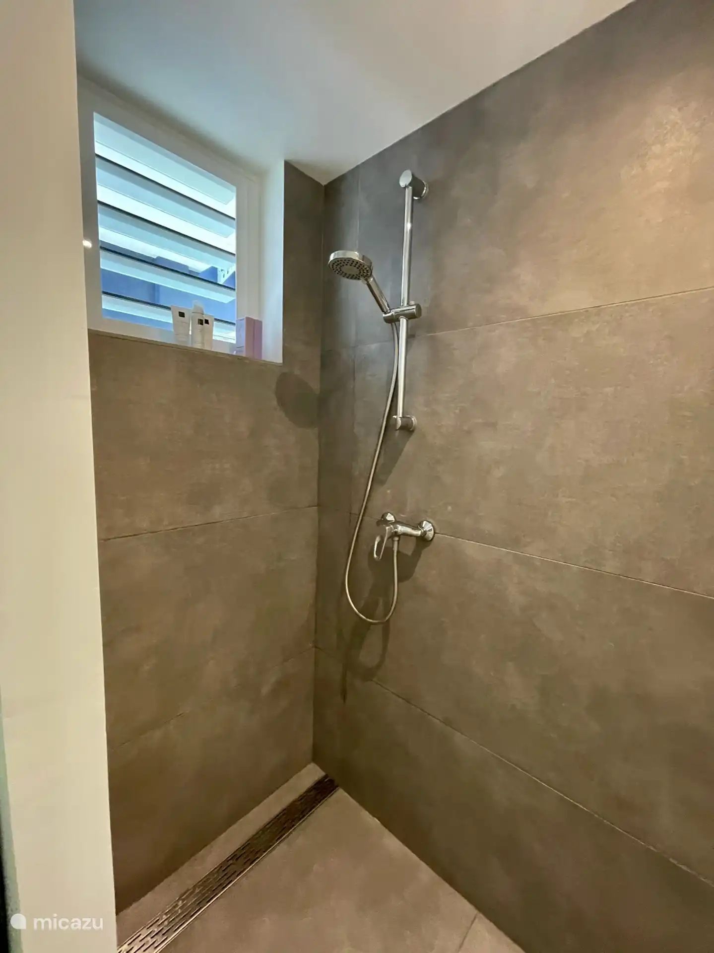 Ducha a ras de suelo con grifo termostático 