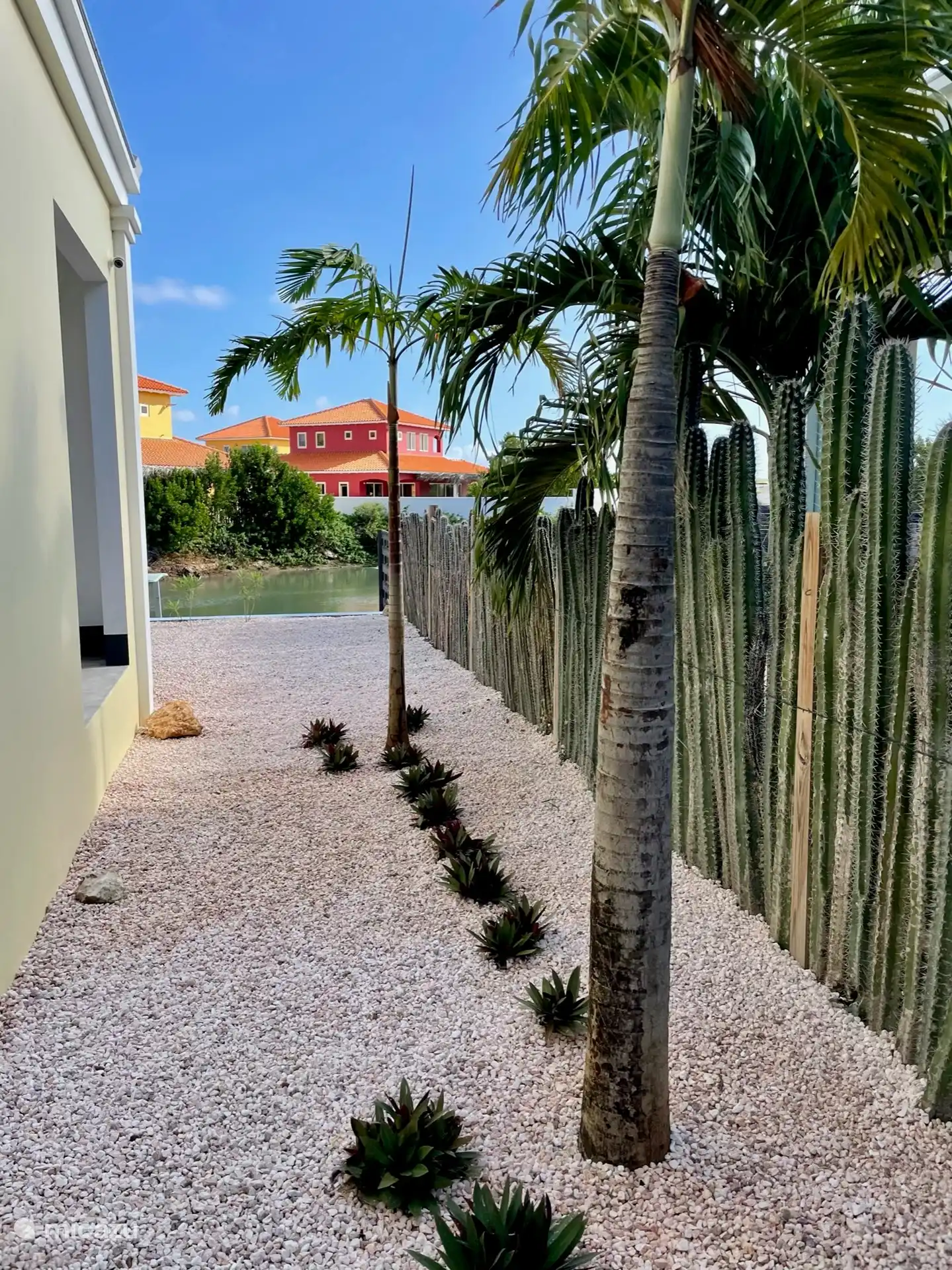 Jardín lateral que brinda privacidad