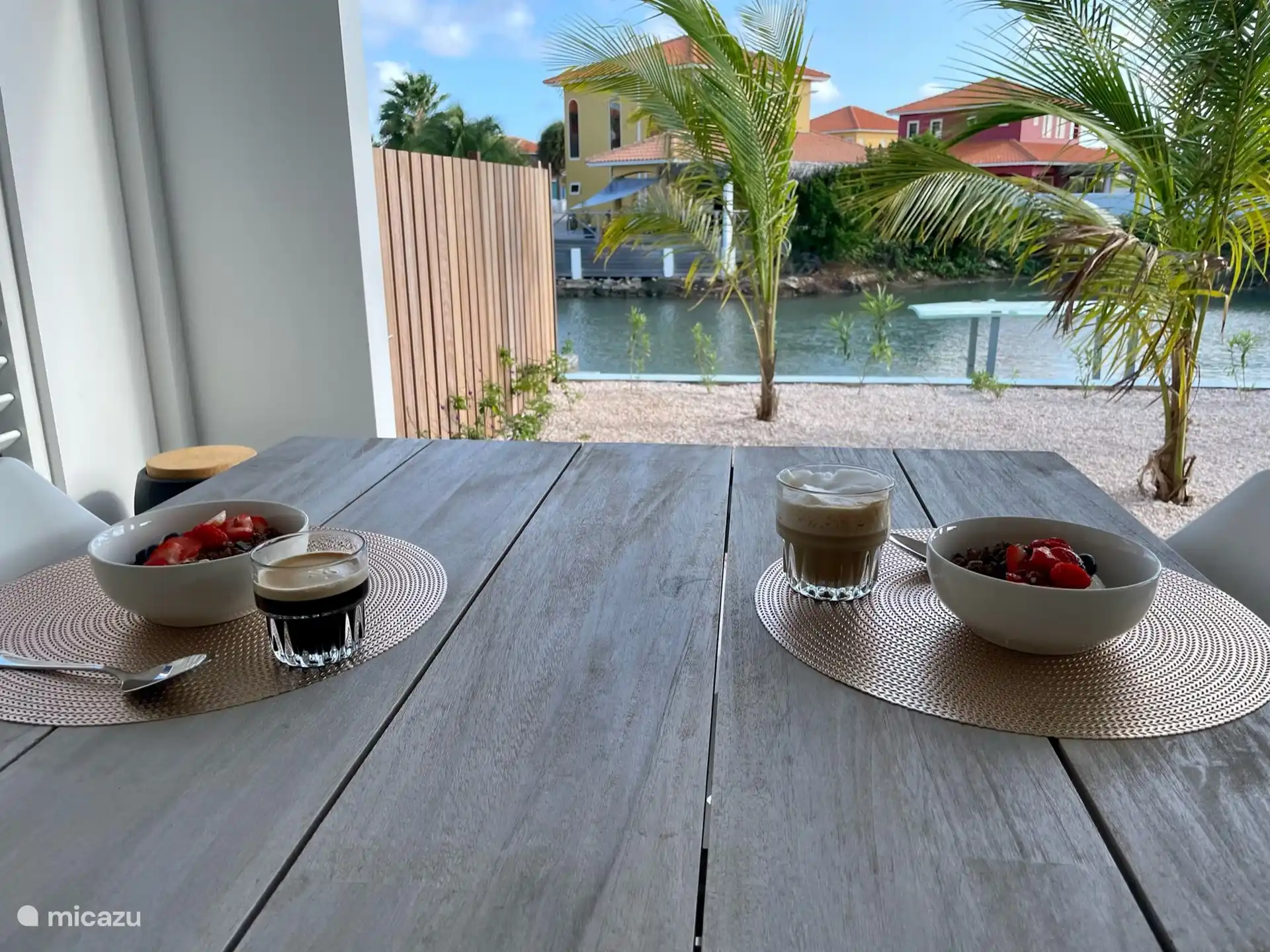 Porche con mesa de comedor y vista al agua 